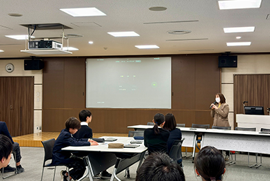 生徒会サミットで話を聞いている写真